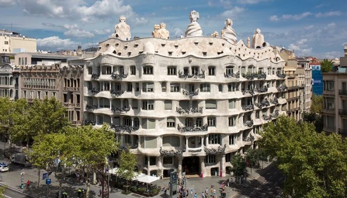 casa-mila-la-pedrera-gaudi-barcelona_0